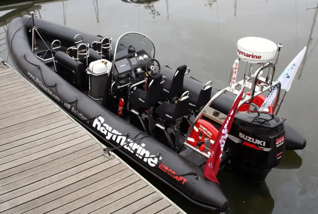 00_40594_02_NavComms_Raymarine