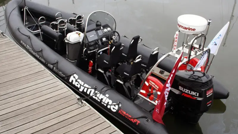 00_40594_02_NavComms_Raymarine