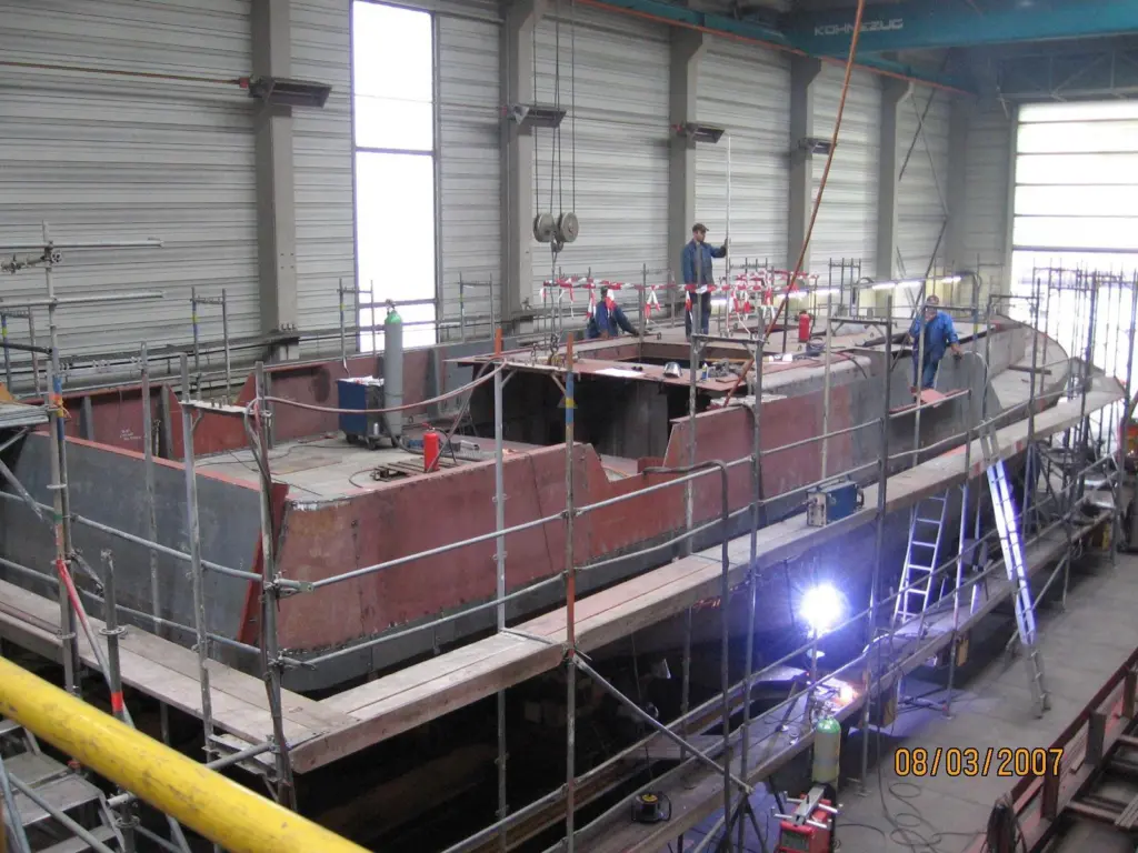 00_42415_AUG_News_Tom_Workboat