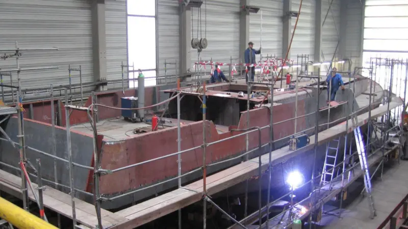 00_42415_AUG_News_Tom_Workboat