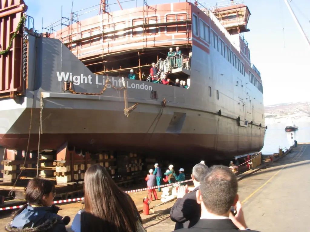 00_42974_APR_News_Wightlink