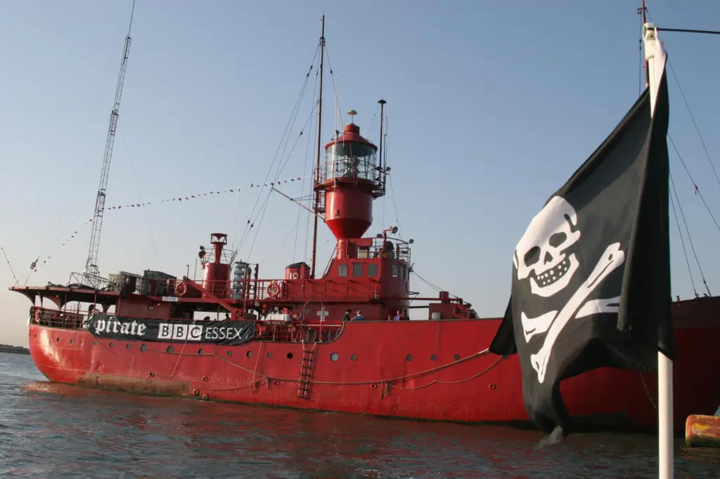 00_42680_News_Lightship_Ewens