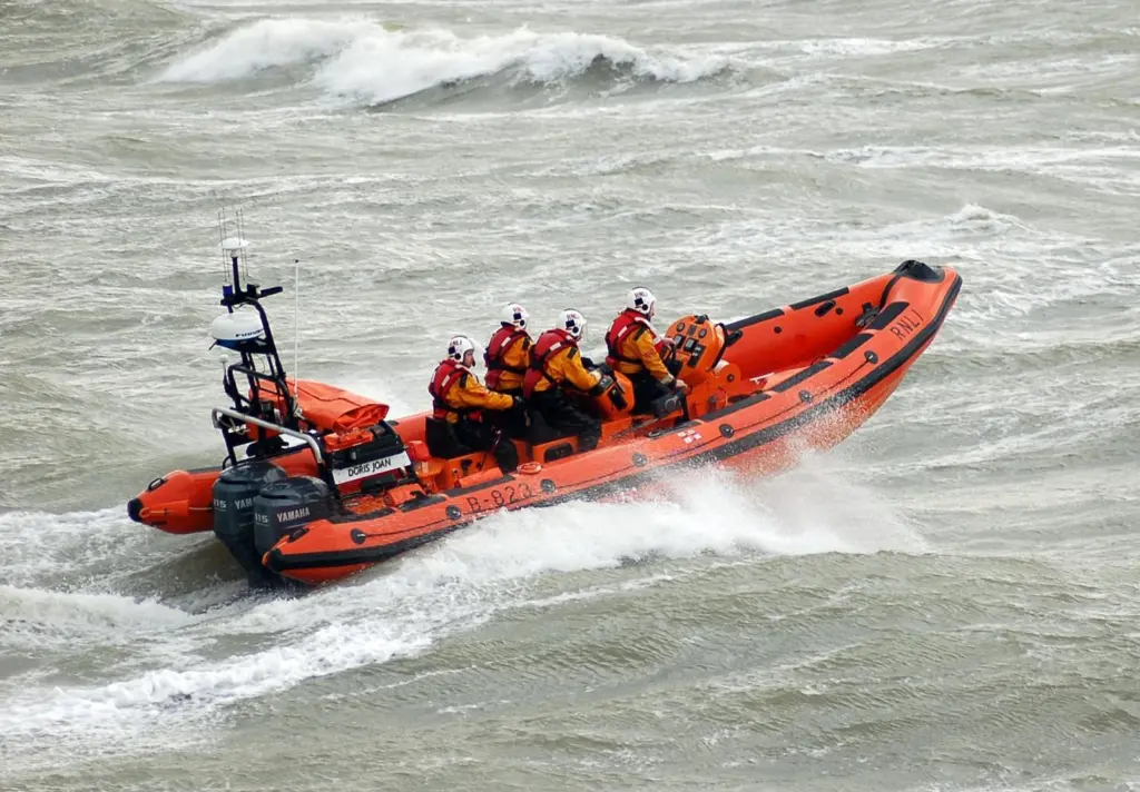 00_42509_02_News_Cowes_Barker