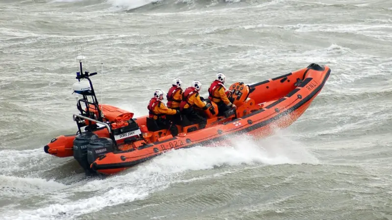 00_42509_02_News_Cowes_Barker