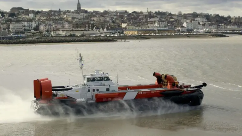 00_42669_10_News_Hovercraft