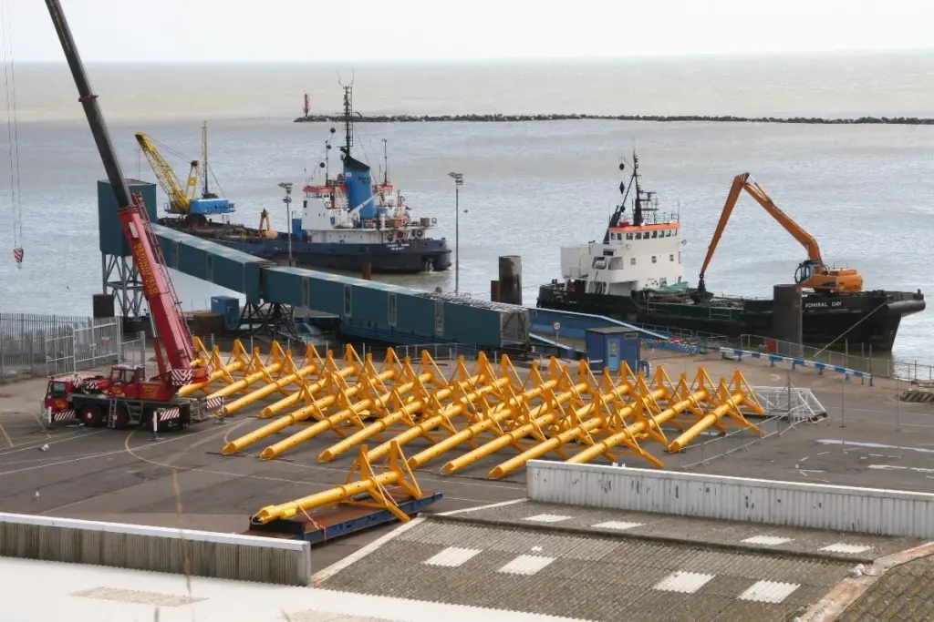 00_39612_03_Dredging_Ramsgate_Barker