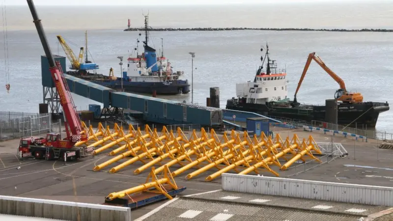 00_39612_03_Dredging_Ramsgate_Barker