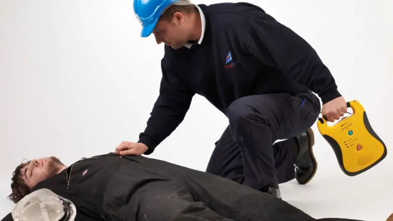 00_40874_06_Safety_Defibrillator