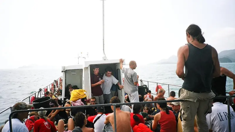 00_42360_06_News_Ferries