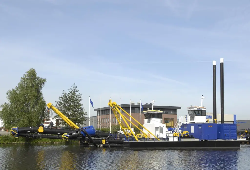 00_39547_JULY_Dredging_Saskia