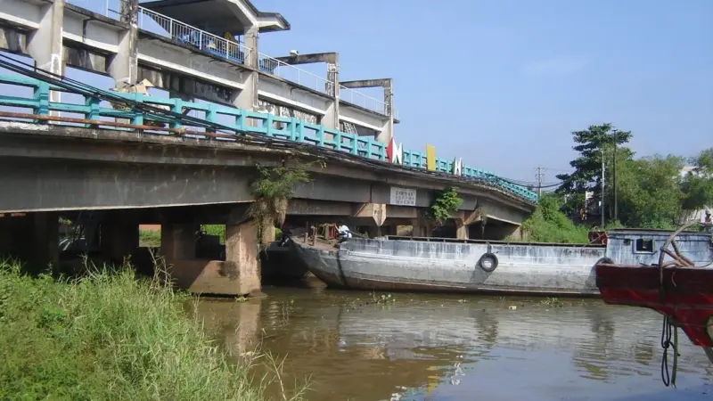 Many of the bridges over the Mekong River are too low to allow inland water transport.