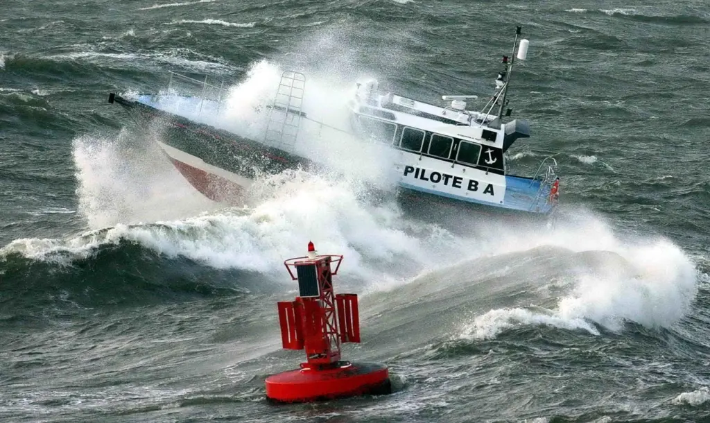 ‘Izurdia’ demonstrates the exceptional seakeeping for which Safehaven craft are well known.