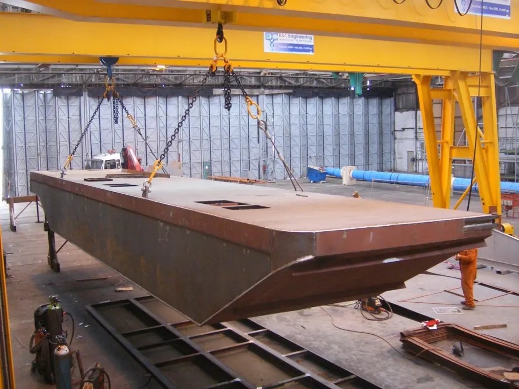 Meercat Workboats’ new gantry cranes lifting the first hull to be produced at their new Trafalgar Wharf site.