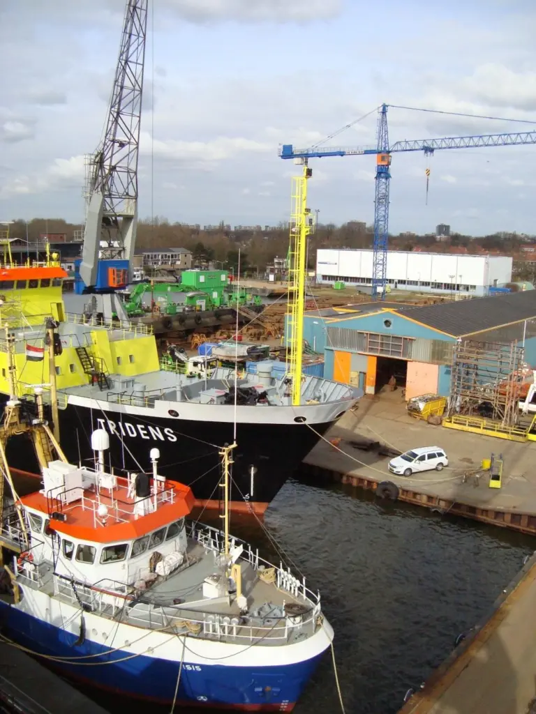 The fishery inspection vessel ‘Isis’ was recently docked for repair at the Oranjewerf shipyard. In the background the backhoe dredger ‘IJburg’ is docked for class renewal.