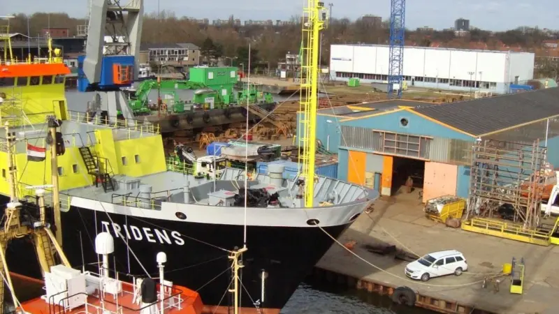 The fishery inspection vessel ‘Isis’ was recently docked for repair at the Oranjewerf shipyard. In the background the backhoe dredger ‘IJburg’ is docked for class renewal.