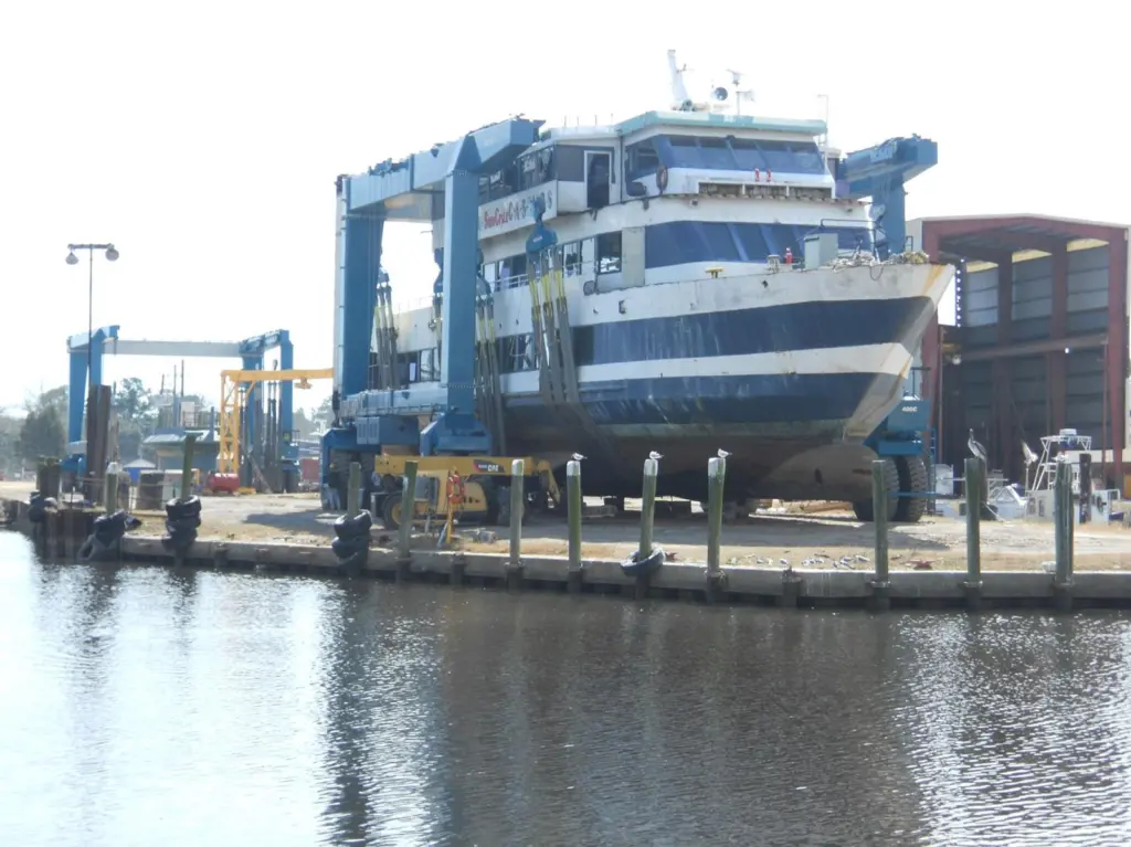 The new 400 ton Marine Travelift helps Steiner Shipyard secure new business during economically challenging times.