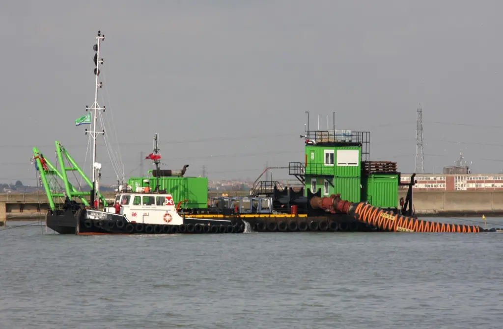 Spreader pontoon ‘DE Otter’ is connected up to the pipelines and ready to go.