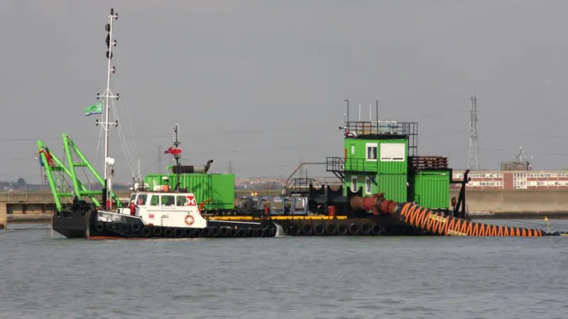 Spreader pontoon ‘DE Otter’ is connected up to the pipelines and ready to go.