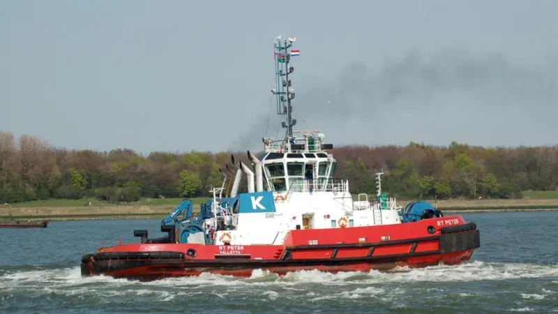 ‘RT Peter’ shows off for the camera on route to Bremerhaven (photo L A vd Meijden)