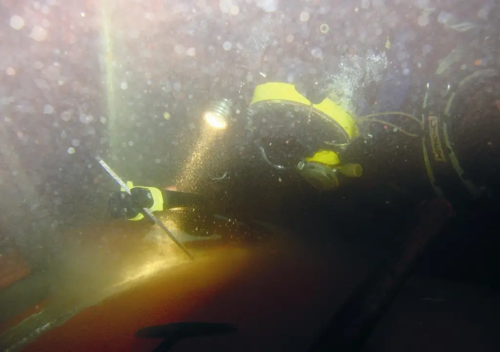 The Hydrex range of flexible mobdocks can also be used to help the diving team perform many repairs that would otherwise require a dry working environment.