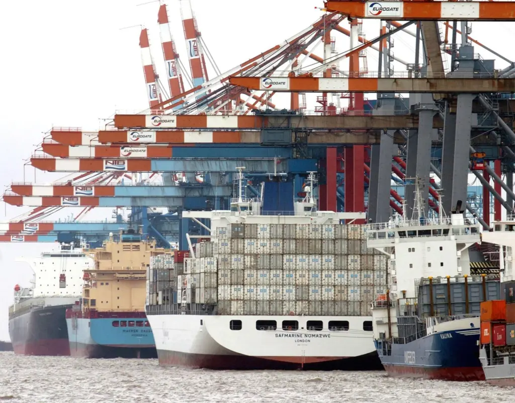 The handling of big boxships will not be impaired by the temporary offshore wind farm construction base.