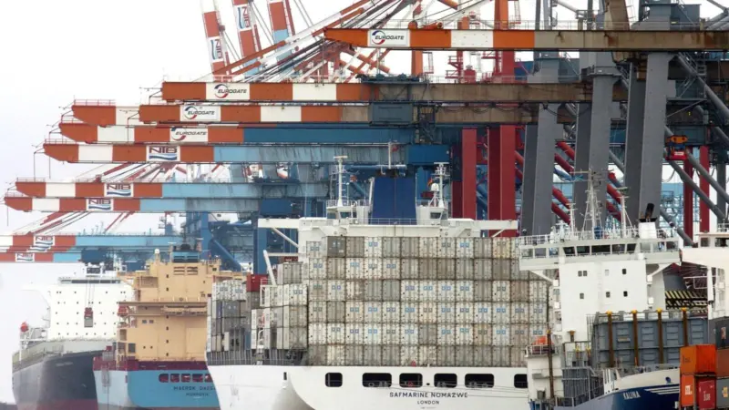 The handling of big boxships will not be impaired by the temporary offshore wind farm construction base.