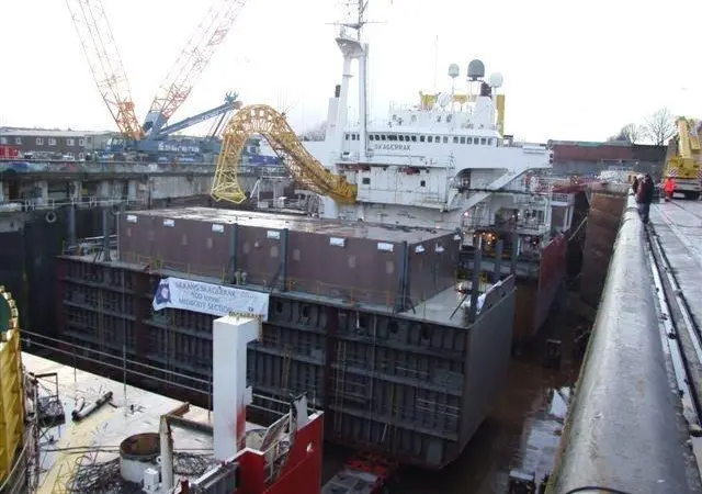 The installation of the 12.5m section goes ahead at the CL dockyard.