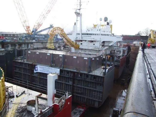 The installation of the 12.5m section goes ahead at the CL dockyard.