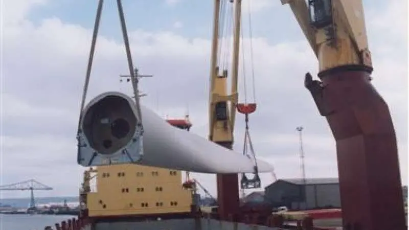 AV Dawson moving a wind turbine to a waiting vessel.