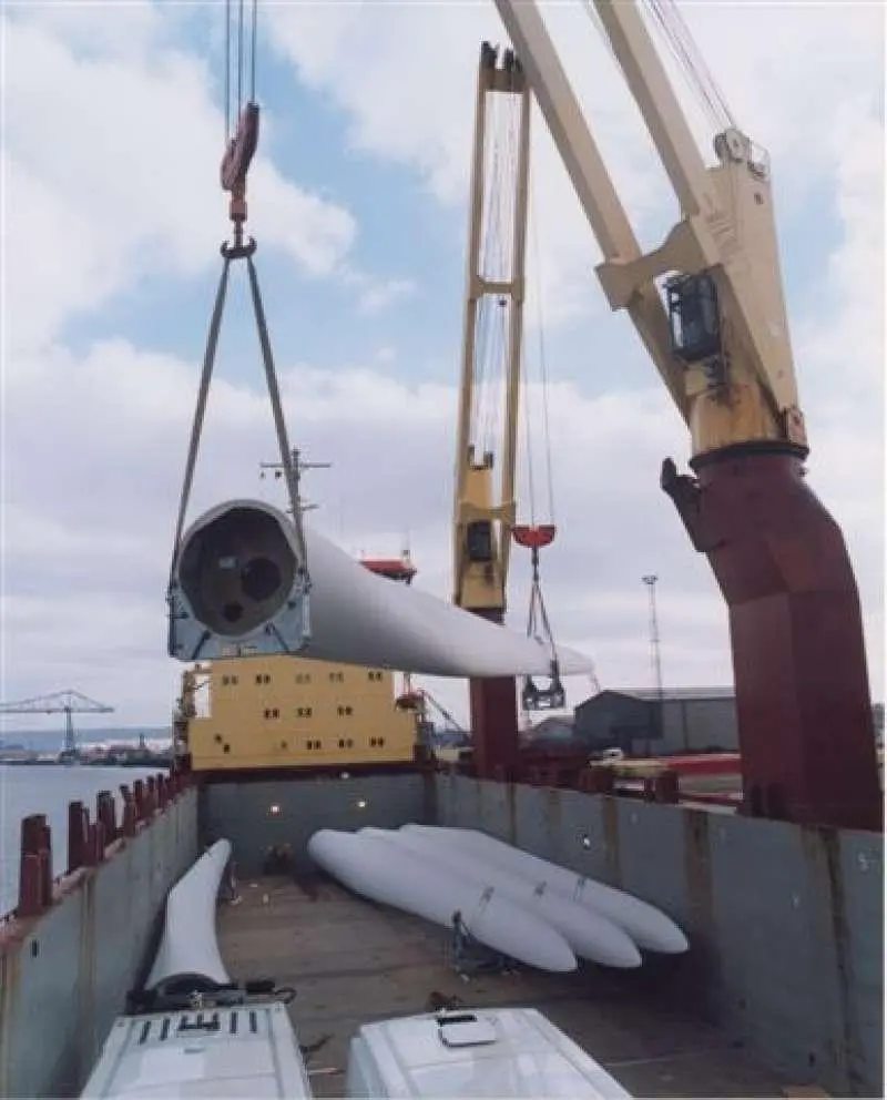 AV Dawson moving a wind turbine to a waiting vessel.