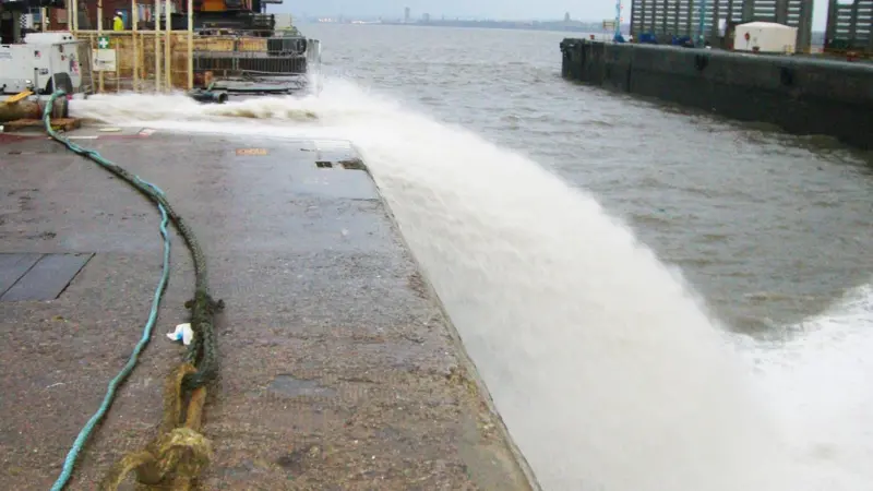 In order to limit the amount of time for which the lock was out of service, and to cater for variations in the tides around the dock, the time available for each of the emptying and filling operations was to be completed in less than three hours.