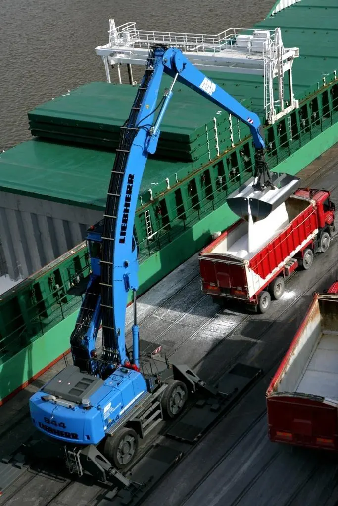 One of ABP’s Liebherr A 944 c HD Litronic material handlers in operation at the Port of Immingham.