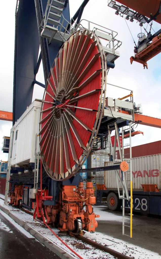 Tratosflex-ESDB is ideal for container cranes such as at Busan, because  it has been designed to combat the common problem of twisting that affects cables reeling at high speed.