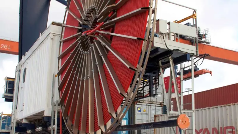 Tratosflex-ESDB is ideal for container cranes such as at Busan, because  it has been designed to combat the common problem of twisting that affects cables reeling at high speed.