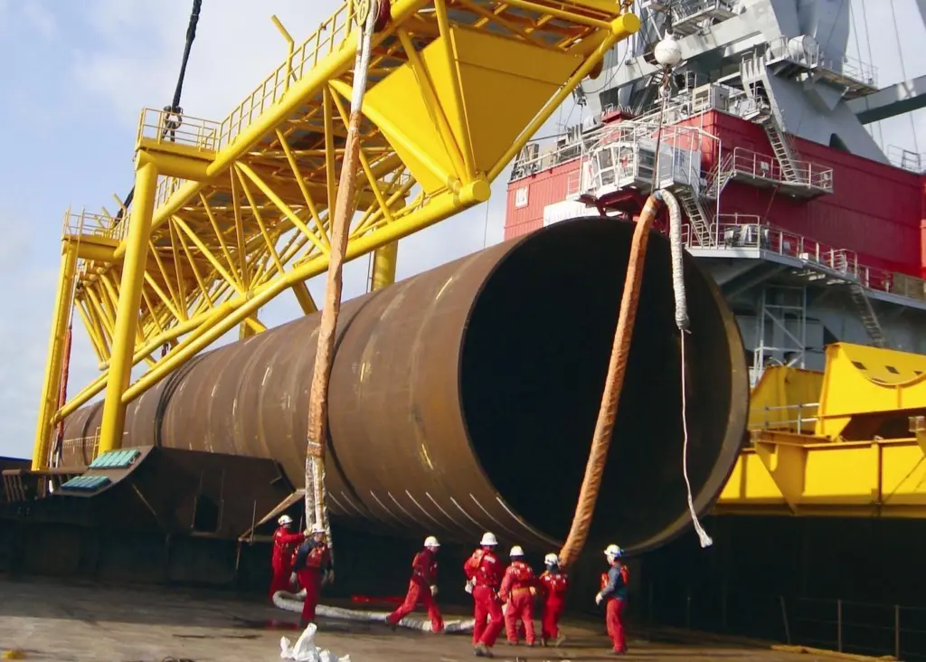 The heavy lift braided ropes were chosen because of their weight capacity and ease of use on site.