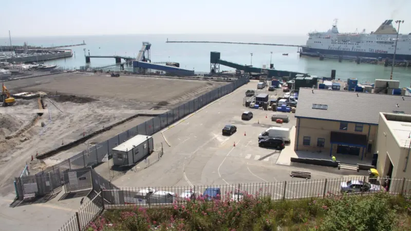 Port Ramsgate (Ramsgate Royal Harbour extreme left). Left of centre is the site of the operations and maintenance base for London Array. Right of centre is Vattenfall’s Thanet Offshore wind farm site with the newly built block in the centre. Pho...