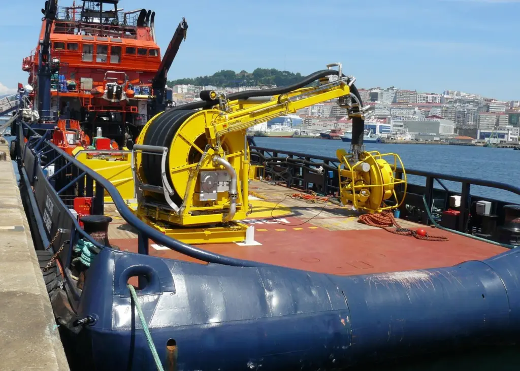 Under the EU Civil Protection Mechanism EMSA will supply a Framo Transrec 150 high capacity high speed offshore skimmer which at the time was stockpiled at Vigo in Spain.
