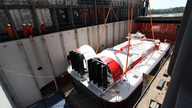 The Griffon 8000TD is moved from dock to container ship NYK Oceanus in a 60 minute operation.