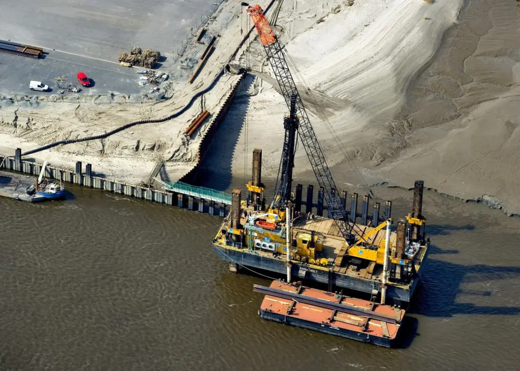 Pile driving works underway for the second berth at Niedersachsenkai.