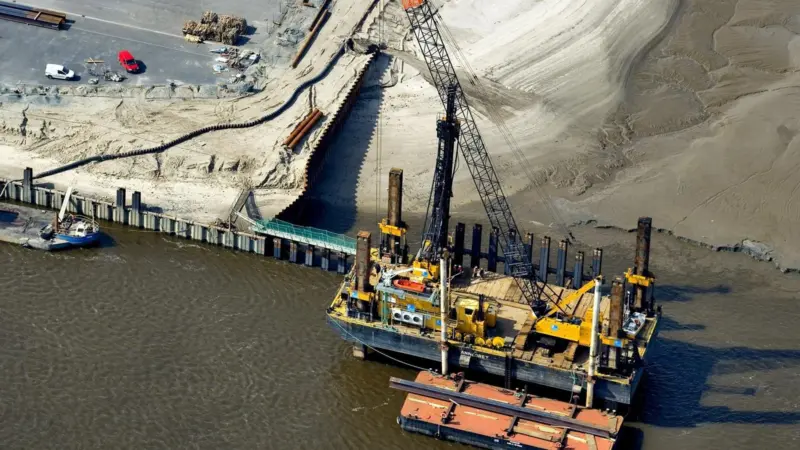 Pile driving works underway for the second berth at Niedersachsenkai.