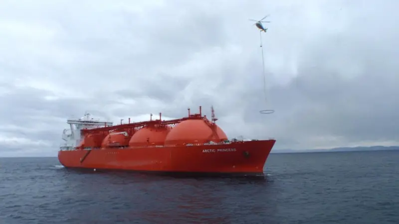 The ShipArrestor trial underway with drifting LNG tanker 'Arctic Princess'.