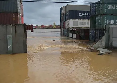 A flash flood caused harbour siltation of up to 4m in the Port of Itajai.