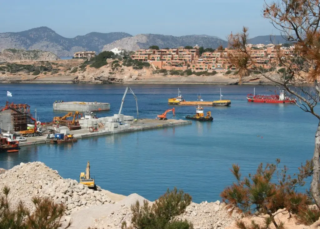 Operations fully underway to construct Port Adriano’s new inner wharf.