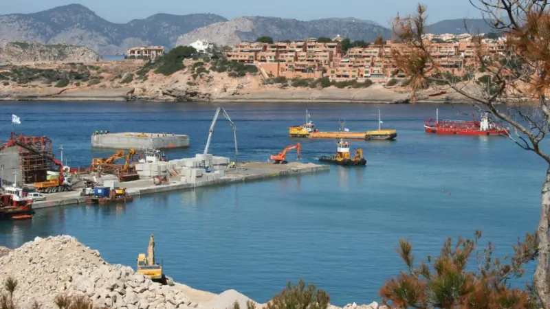 Operations fully underway to construct Port Adriano’s new inner wharf.