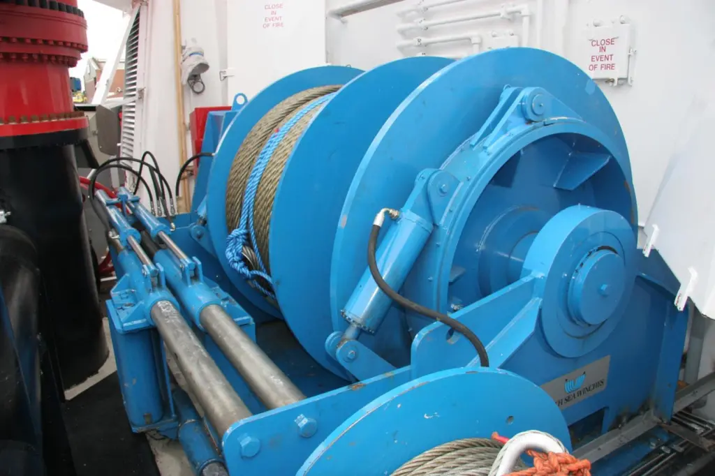 The main winch has hydraulically operated spooling gear.