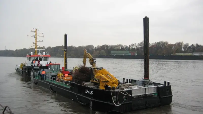 Ruschsand is seen participating in marine construction works on the River Weser with barge DP 4175.
