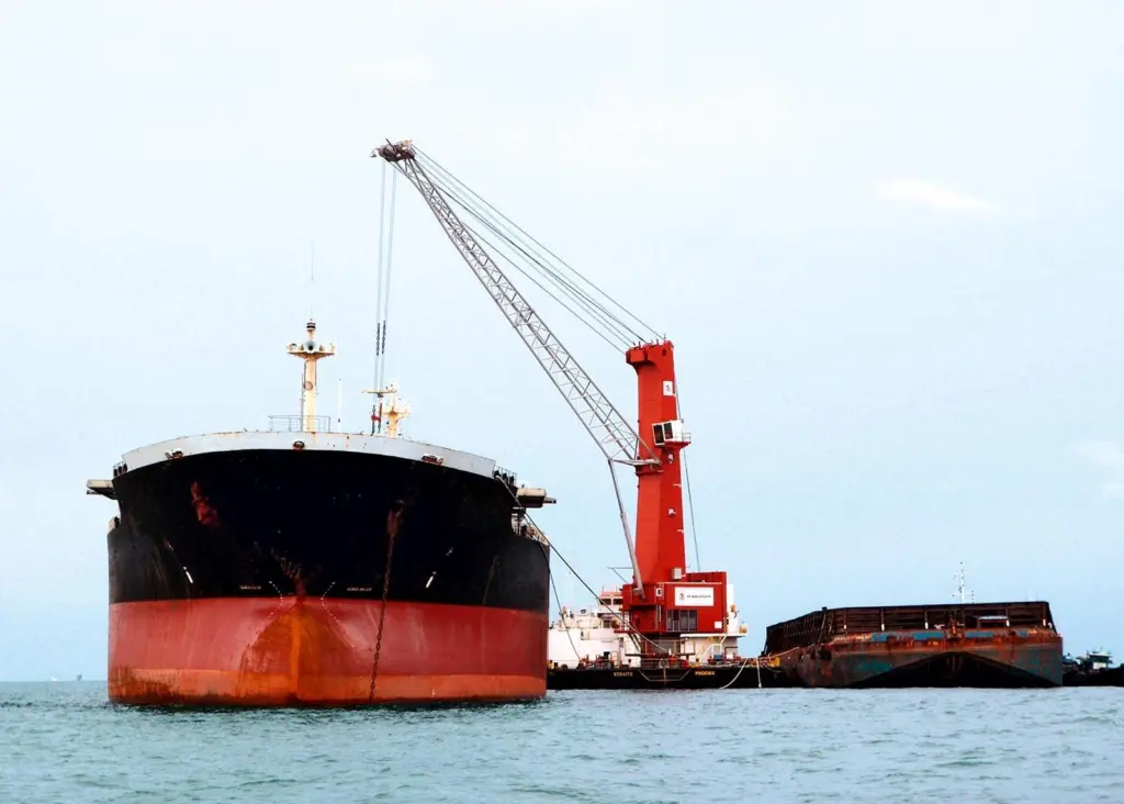 Gottwald Floating Crane G HPK 8200 B operating on the open sea off the coast of Kalimantan is similar to the one that will be in  operation handling coal off the Indonesian coast in the province of Bengkulu.