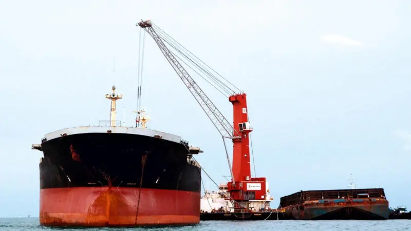 Gottwald Floating Crane G HPK 8200 B operating on the open sea off the coast of Kalimantan is similar to the one that will be in  operation handling coal off the Indonesian coast in the province of Bengkulu.