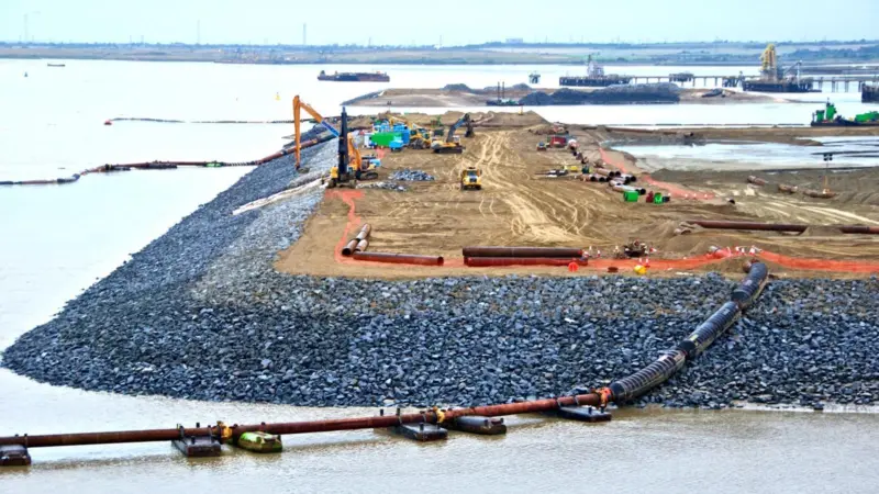 The construction of the new Quay is progressing at a rapid pace.