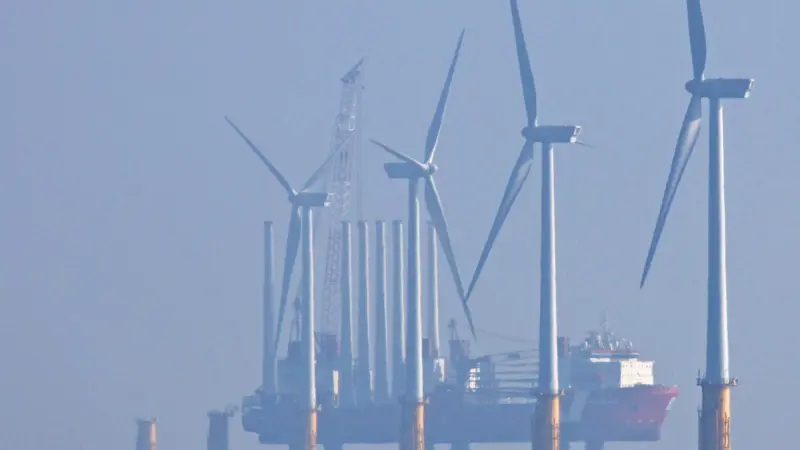 The British Government has signalled its intention to encourage investment in marine renewable energy technology manufacturing capacity in UK ports. Photo by Peter Barker.